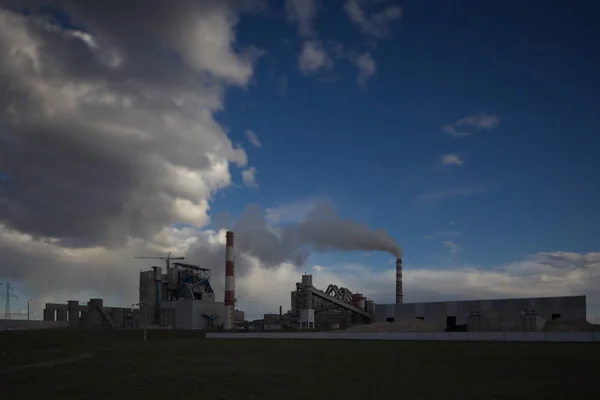 Cement plant smoke from the pipe manufacturing plant factory — Stock Photo, Image