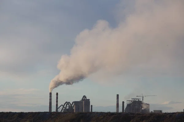 植物工場パイプからセメント工場の煙 — ストック写真