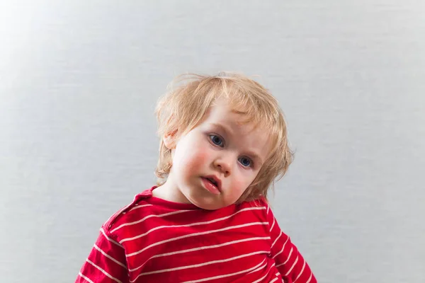Portret engraçado bebê criança loira menino — Fotografia de Stock