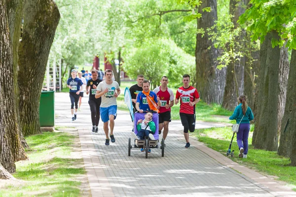 Atletas al inicio de una carrera de caridad Alas de los Ángeles. — Foto de Stock