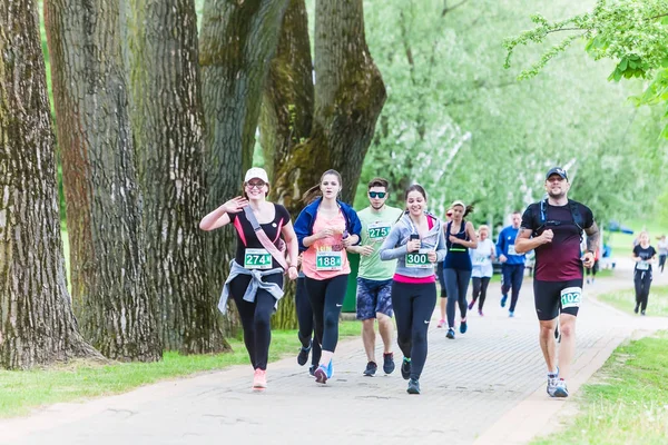 Atletas al inicio de una carrera de caridad Alas de los Ángeles. — Foto de Stock