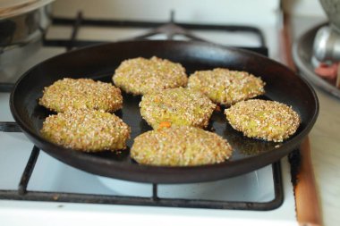 Bir tavada kavrulmuş sebze köftesi