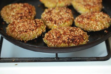 Bir tavada kavrulmuş sebze köftesi