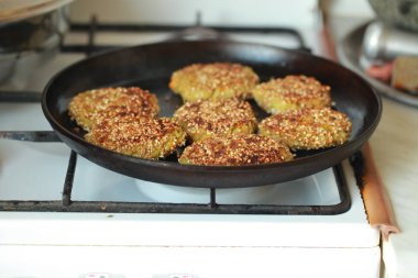 Bir tavada kavrulmuş sebze köftesi