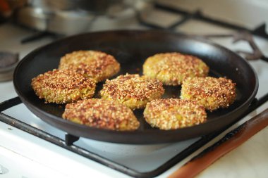 Bir tavada kavrulmuş sebze köftesi