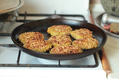 Bir tavada kavrulmuş sebze köftesi