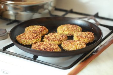 Bir tavada kavrulmuş sebze köftesi