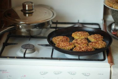 Bir tavada kavrulmuş sebze köftesi