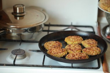Bir tavada kavrulmuş sebze köftesi