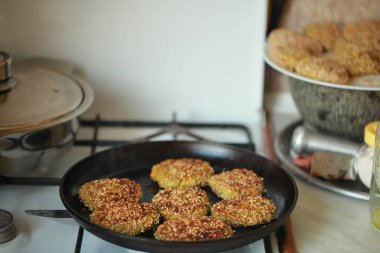 Bir tavada kavrulmuş sebze köftesi