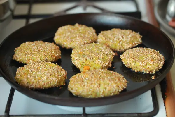 Las empanadas de verduras se fríen en una sartén — Foto de Stock