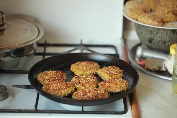 Bir tavada kavrulmuş sebze köftesi