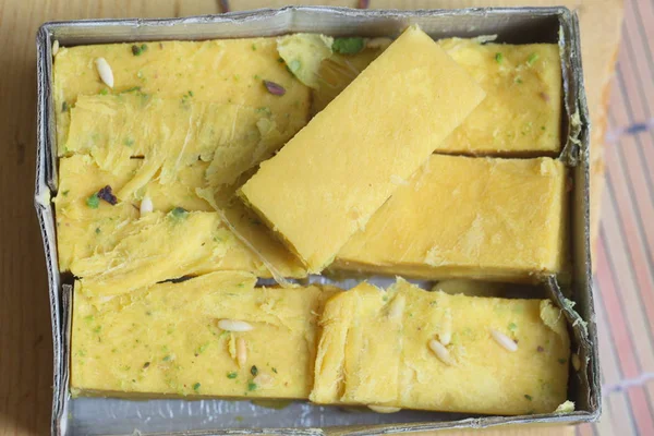 Bonbons indiens dessert soan papdi — Photo