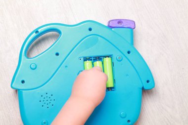 el çocuk pil kırmızı oyuncak koydum.