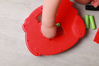 el çocuk pil kırmızı oyuncak koydum.