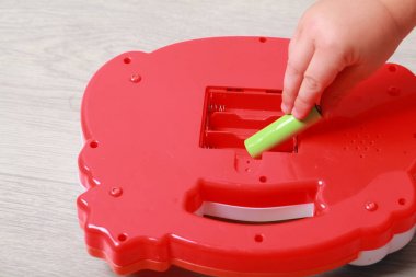 el çocuk pil kırmızı oyuncak koydum.