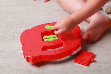 el çocuk pil kırmızı oyuncak koydum.