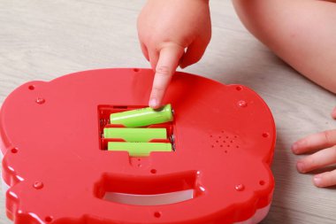 el çocuk pil kırmızı oyuncak koydum.