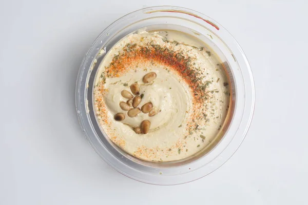 Hummus com nozes de cedro no frasco e pita fresca — Fotografia de Stock