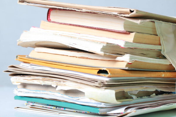 Пачка макулатуры и рулон туалетной бумаги
