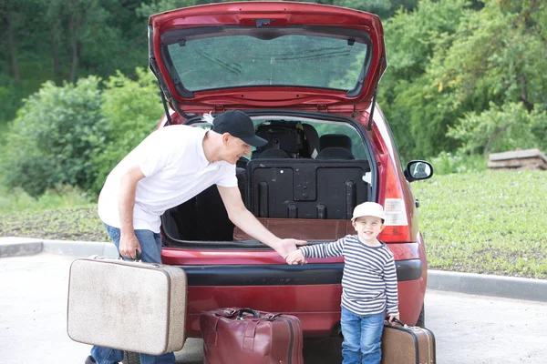 Un hombre carga las maletas de su coche — Foto de Stock