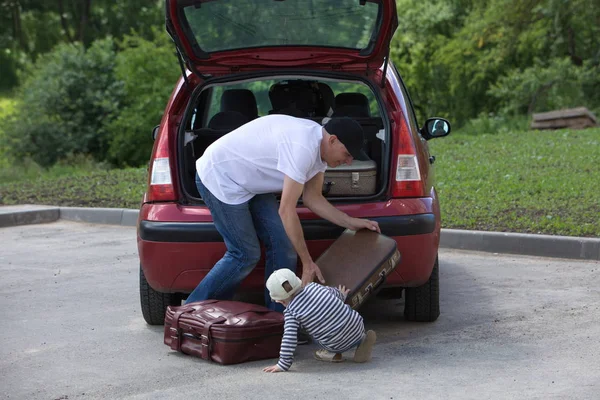 Człowiek ładuje jego samochód walizki — Zdjęcie stockowe