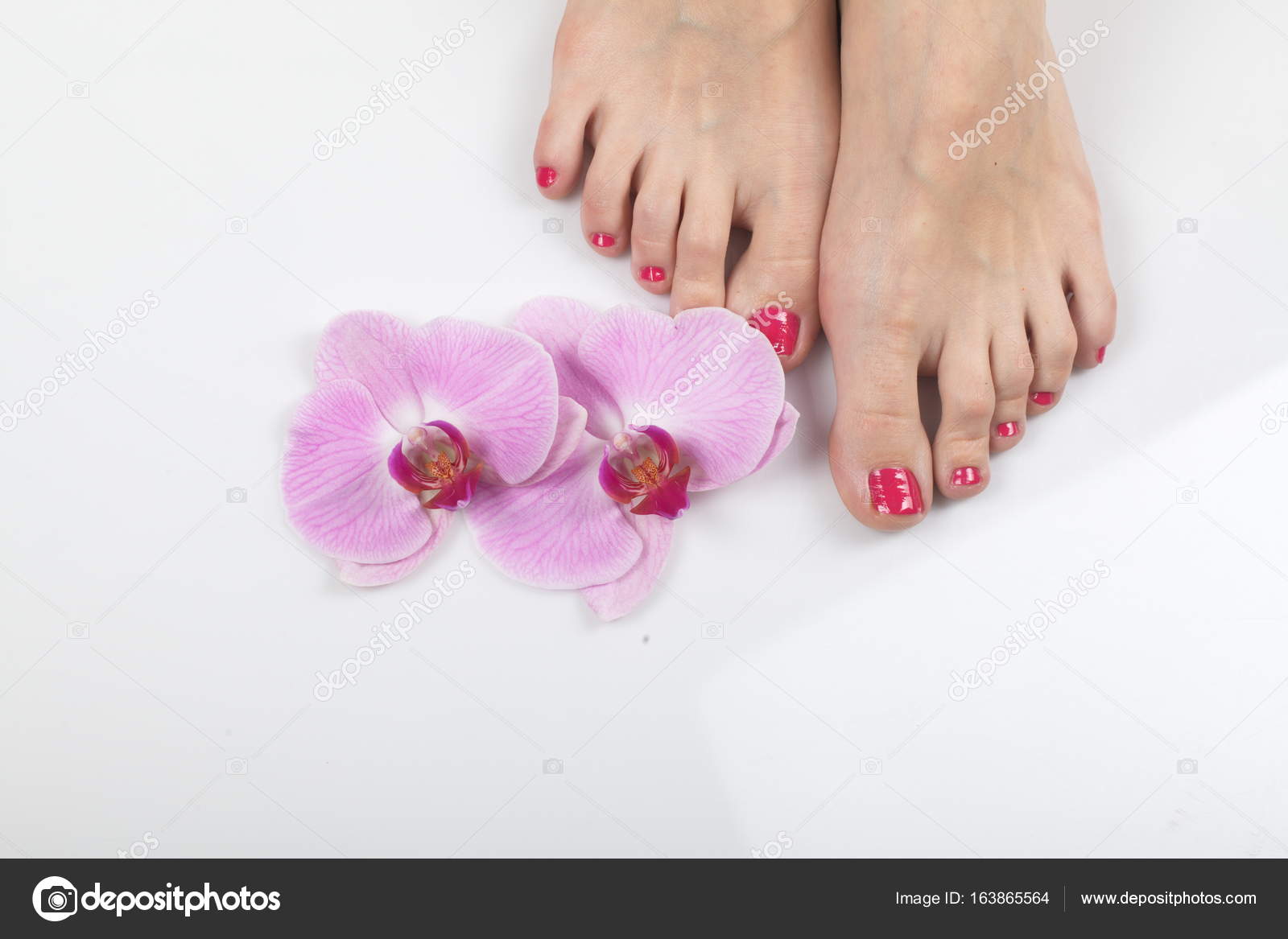 赤のペディキュアの女性の足の爪 ストック写真 Olegmalyshev 163865564