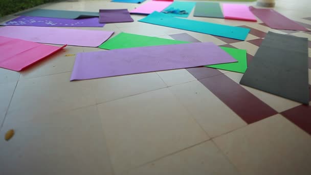 Yoga matten op de site buiten — Stockvideo