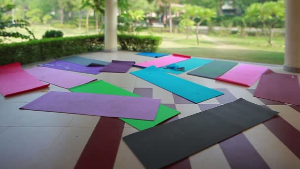 Yoga mats on the site outdoors — Stock Video