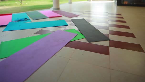 热带地区的瑜伽垫 — 图库视频影像