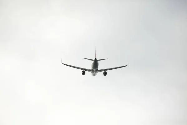 Passenger plane takes off into the sky — Stock Photo, Image