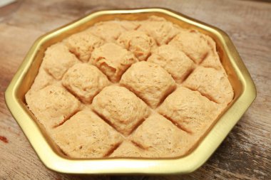 bir demir tencerede Türk Tahin Helva