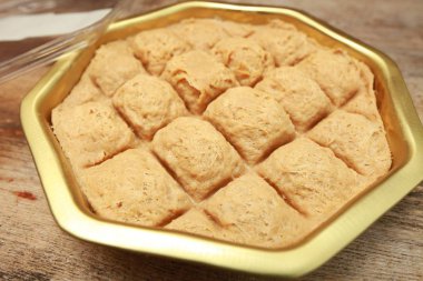 bir demir tencerede Türk Tahin Helva