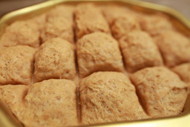 bir demir tencerede Türk Tahin Helva