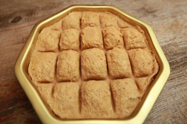 bir demir tencerede Türk Tahin Helva