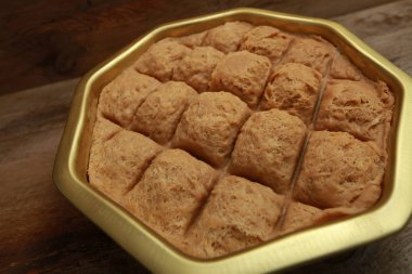 bir demir tencerede Türk Tahin Helva