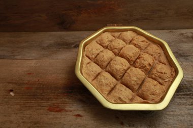 bir demir tencerede Türk Tahin Helva