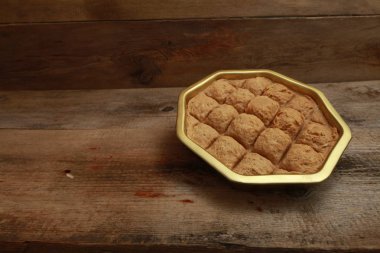 bir demir tencerede Türk Tahin Helva