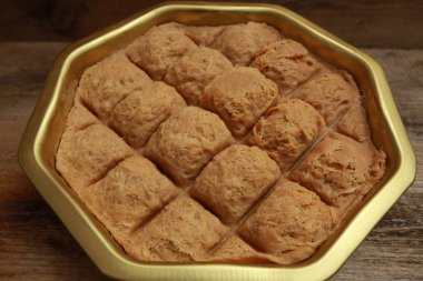 bir demir tencerede Türk Tahin Helva