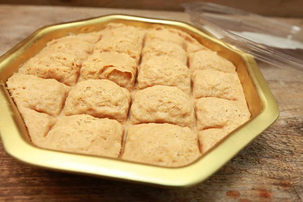 bir demir tencerede Türk Tahin Helva