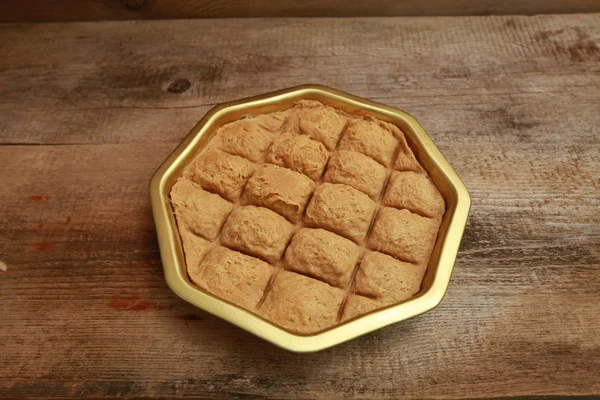 bir demir tencerede Türk Tahin Helva