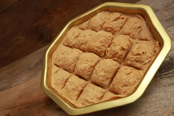 bir demir tencerede Türk Tahin Helva