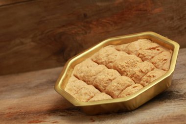 bir demir tencerede Türk Tahin Helva