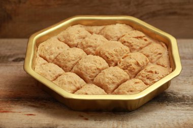 bir demir tencerede Türk Tahin Helva