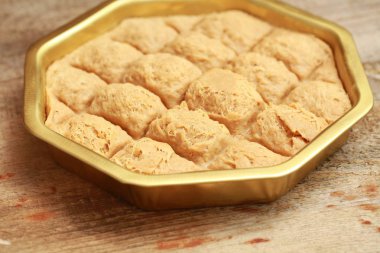 bir demir tencerede Türk Tahin Helva