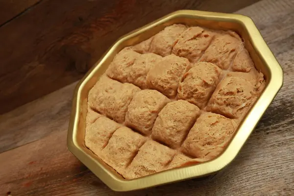 bir demir tencerede Türk Tahin Helva