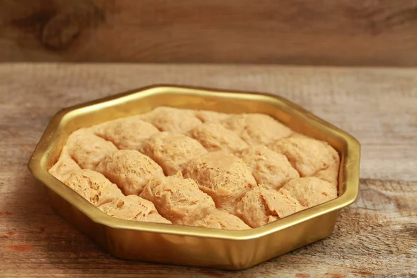 bir demir tencerede Türk Tahin Helva