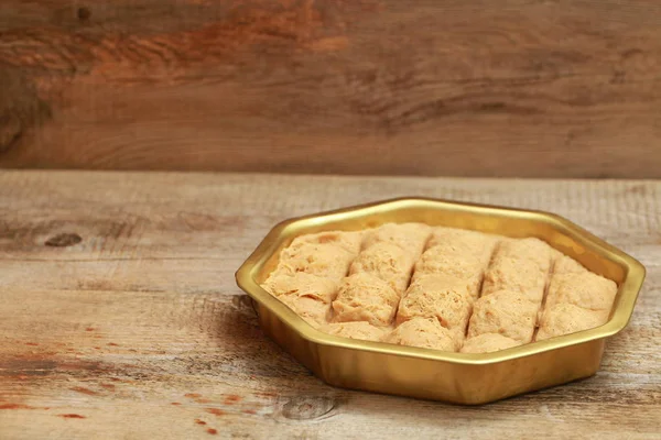 bir demir tencerede Türk Tahin Helva