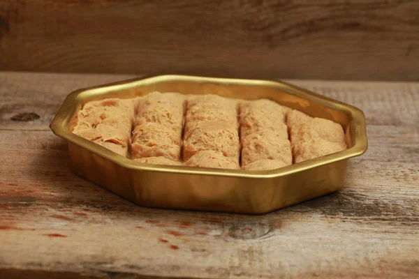 bir demir tencerede Türk Tahin Helva