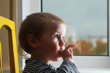 Komik bebek çocuk sarışın yalıyor parmak yoğurt ile